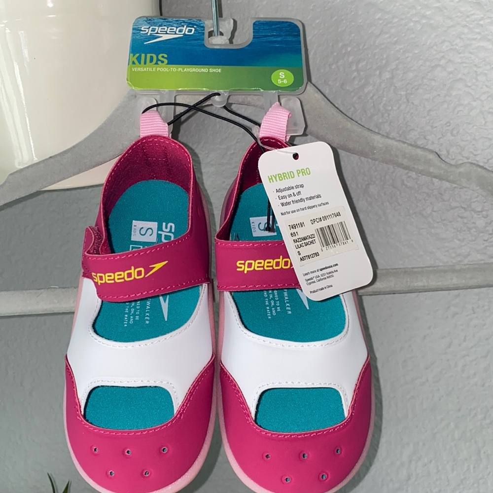 NWT- Speedo Hybrid Pool to Playground Shoe- Size S (5-6)